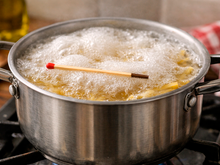 Eu sempre coloco um palito de fósforo na minha massa. Esse truque já me salvou muitas vezes