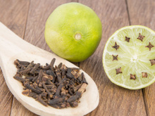 O truque do cravo com limão: por que você deve espalhar essa mistura potente pela casa hoje