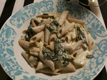 Penne com espinafre e alcachofra