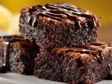Ninguém acredita que é fit! Esse brownie proteico de batata-doce é a sobremesa perfeita para beliscar no pós-treino