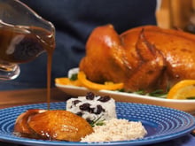 O molho de laranja transforma esse frango assado simples em uma receita digna de restaurante: descubra o passo a passo para ficar bem suculento e douradinho