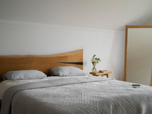 Sou arquiteta de interiores e garanto: "Deixar a parede da cabeceira vazia é um erro, mas os quadros não são a única opção"