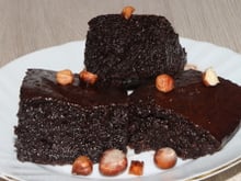 Bolo gelado de chocolate é a sobremesa perfeita para um lanche da tarde com a família: massa molhadinha e calda de brigadeiro são o ponto alto