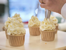 Como fazer chantilly caseiro em 10 minutos: essa receita simples maravilhosa serve para sobremesas ou até mesmo para incrementar o café