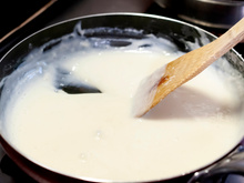 Diga adeus aos carocinhos: descubra o segredo infalível para o molho branco não empelotar