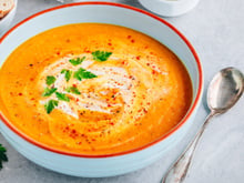 Sopa de abóbora com queijo prato