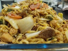 Yakissoba de frango e carne