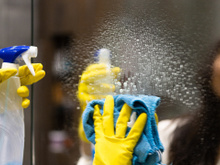 Adeus marcas de dedos em vidros e espelhos: borrife essa mistura de 3 ingredientes simples e será o fim das dedadas