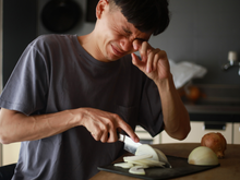 Por que choramos quando cortamos cebola? Descubra como evitar as lágrimas enquanto cozinha