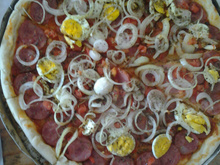 Pizza de calabresa (massa fina)