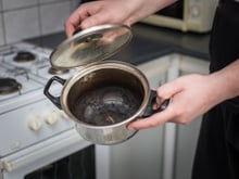 Truque com acetona tira a gordura da panela queimada. Veja como fazer!