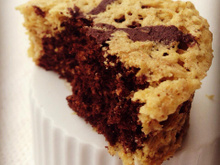 Bolo mesclado cacau e coco de micro-ondas