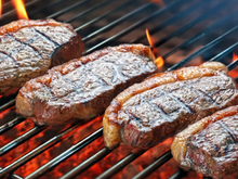 Nem alho, nem chimichurri, nem limão: esse é o tempero que deixa a carne do churrasco mais macia e saborosa