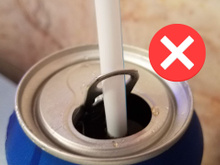 Eu aposto que você não sabe para que serve o furo da lata de refrigerante, e não é como porta-canudos!