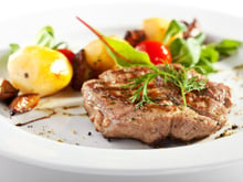 Filé mignon suíno com batata assada na manteiga e salsa
