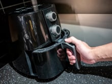 Forma de silicone na airfryer é seguro? Confira dicas para não errar na hora de usar acessórios na fritadeira