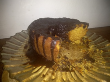 Bolo de mel, com casquinha de chocolate.