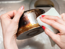 Adeus às manchas: truque fácil com o vinagre deixa os utensílios de inox brilhando