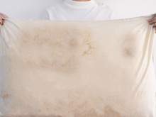 Todos tem um em casa, mas poucos sabem por que o travesseiro fica amarelado mesmo usando fronhas limpas