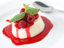 Pudim de geladeira com calda de frutas vermelhas: receita prática