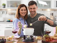 Máquina de fondue: saiba como escolher o melhor modelo e preparar aperitivos deliciosos