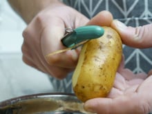 Dica infalível para descascar batata em segundos vai mudar sua vida!