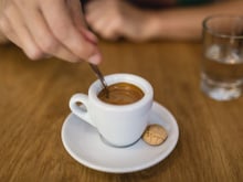 Era viciada em um café após o almoço, mas descobri isso com especialistas e fiquei chocada