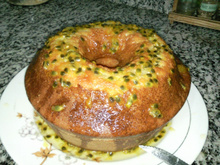 Bolo de maracujá com calda de maracujá