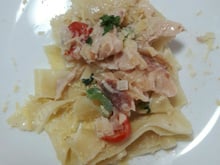 Talharim com truta defumada