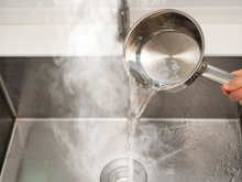 Nem sempre água quente limpa melhor a sujeira: a ciência explica quando ela ajuda e quando atrapalha