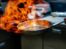 Domine a arte de flambar na cozinha!
