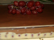 Torta gelada de chocolate com uva