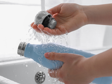 Com quantos anos você descobriu que precisa de grãos de arroz para limpar a garrafa por dentro?