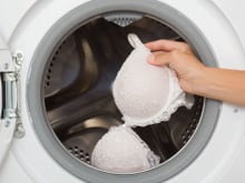 Lingerie pode ser lavada na máquina? Ou deve ser lavada apenas à mão? Muitas pessoas ainda têm dúvidas sobre o método correto de lavagem
