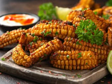 Costelinha de milho suculenta, bem temperada e vegana para servir como petisco prático