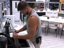 Jonas, do BBB 26, lava o pano de chão na pia da cozinha e divide opiniões: pode ou não?