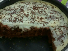 Bolo de chocolate com cobertura branca