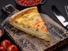 Quiche com massa de grão-de-bico: receita low carb, sem glúten e rica em proteínas para uma refeição leve e nutritiva