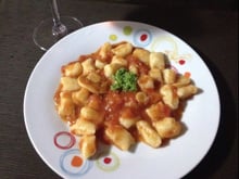 Gnocchi ao molho de tomate rústico e pesto