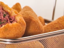 A coxinha de mandioca da Dona Maria é lendária: "Ela tinha que ganhar um prêmio por compartilhar essa receita"