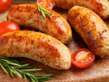 Pare de fritar as linguiças: elas ficam mais suculentas e crocantes se você fizer do jeito que os açougueiros recomendam
