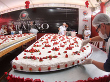 Tentação tamanho gigante! Torta de morango de 500 kg é tradição em festa de Pedra Azul