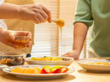 Quais são os benefícios de consumir mel pela manhã?