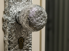 O mistério do papel-alumínio nas maçanetas: descubra por que tanta gente está fazendo isso em casa