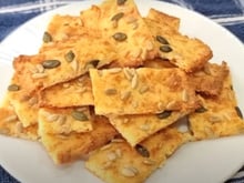 Substitua a torrada do café da manhã ou lanche por esse biscoito salgado SEM TRIGO de 4 ingredientes: receita baixa em carboidratos é muito fácil
