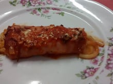 Canelone com presunto, queijo e espaguete