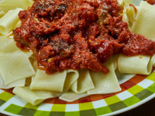 Macarrão com ragu de calabresa: confira a receita deliciosa