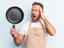 É para isso que serve o furo no cabo da frigideira: não é apenas para pendurar!