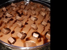 Pavê de biscoito wafer com creme branco e preto