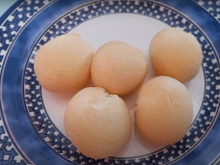 Nada de forno, só 2 ingredientes e pronto em minutos: pão de queijo de requeijão é a receita da felicidade aqui em casa